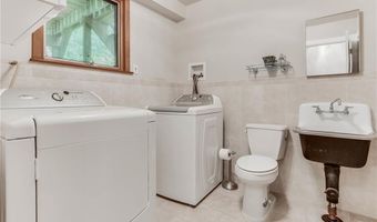 6 Potter Ln, Airmont, NY 10901