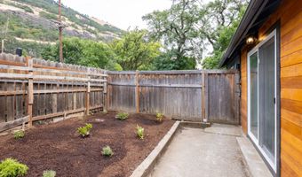 207 N MAPLE St, Bingen, WA 98605