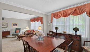 8024 GARLOT Dr, Annandale, VA 22003