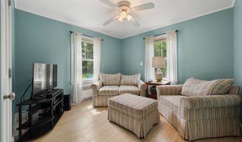 8 Maple Ave, Clinton, CT 06413