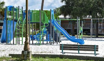 63 8th St, Apalachicola, FL 32320