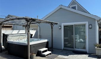 3 Desoto Rd, Amity Harbor, NY 11701