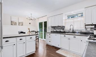 2 Sunset Ln, Algonquin, IL 60102