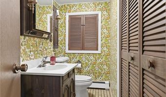 6 Bruce Dr, North Smithfield, RI 02896
