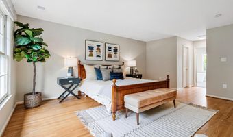 9908 KENTSDALE Dr, Potomac, MD 20854