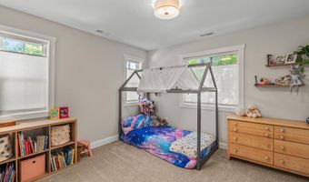 820 Barton Dr, Ann Arbor, MI 48105