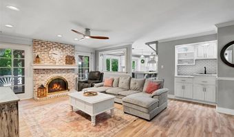 806 Hollyridge Dr, Ballwin, MO 63011