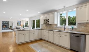 29 Weatherdeck Dr, Bourne, MA 02532