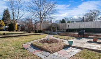 35 Ledgewood Dr, Cranston, RI 02920