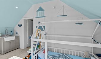 50 Charles St, Bristol, RI 02809