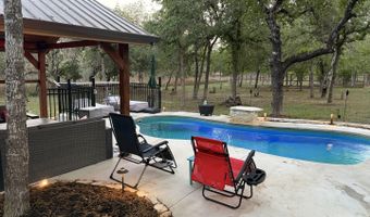 828 Shady Grv, Adkins, TX 78101