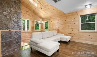 549 Clubhouse Dr, Banner Elk, NC 28604