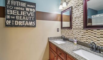946 11th Ave SE, Altoona, IA 50009