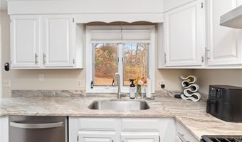 47 Scenery Ln, Johnston, RI 02919