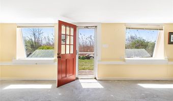124 Houston Ave, Narragansett, RI 02882