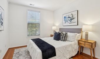 4691 LONGSTREET Ln 202, Alexandria, VA 22311