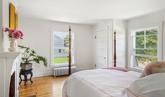 84 Rodman St, Narragansett, RI 02882