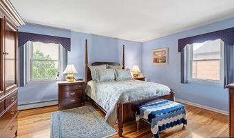 2 Violet Ct, Bergenfield, NJ 07621