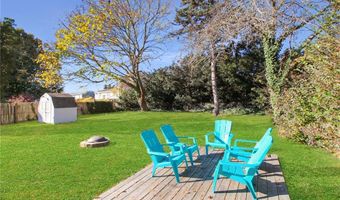 17 Wood Rd, Middletown, RI 02842