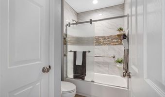 821 Heatherhaven Dr, Ballwin, MO 63011