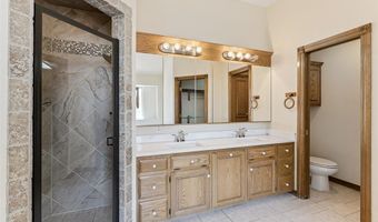 506 Fieldcrest Dr, Chickasha, OK 73018