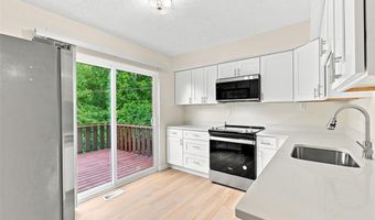 13322 Hiddendale Ln, Ballwin, MO 63021