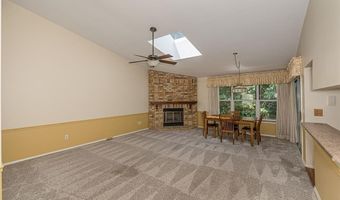 817 Woodside Trails Dr, Ballwin, MO 63021