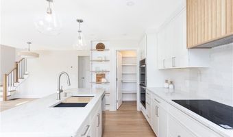 10 Mount Hope Ave, Portsmouth, RI 02871