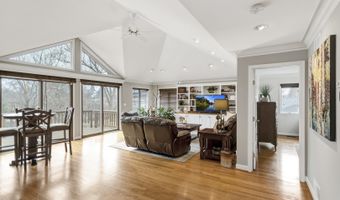1415 W Hawthorne St, Arlington Heights, IL 60005