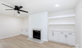 8356 Meadow Lakes Dr, Charlotte, NC 28210