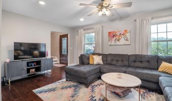 3 Oaks Ct, Albany, NY 12203