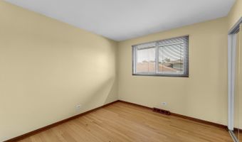 2042 W Spring Ridge Dr, Arlington Heights, IL 60004