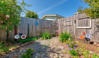 311 MAPLE St, Brookings, OR 97415