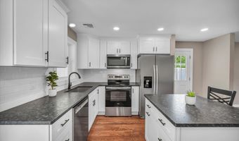 2 Riverview Pl, Cromwell, CT 06416