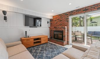 2 Lydia Ct, Albertson, NY 11507