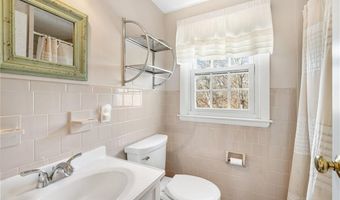 32 Tanglewood Trl, Narragansett, RI 02882