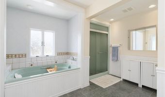 27 Ocean View Dr, Middletown, RI 02842