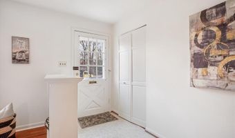 8928 CHELTONHAM Pl, Annandale, VA 22003