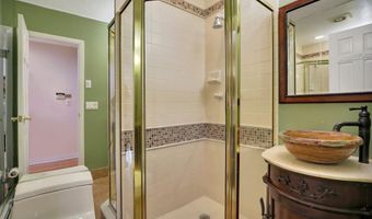 260 Oakridge Ln, Albertson, NY 11507
