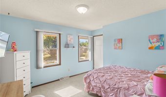 2242 Camelot Ct, Altoona, IA 50009