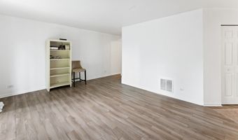 2827 S Embers Ln, Arlington Heights, IL 60005