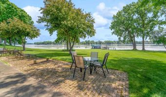 2213 SUNRISE Dr, Appleton, WI 54914