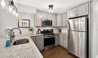 210 Braeshire Dr D, Ballwin, MO 63021
