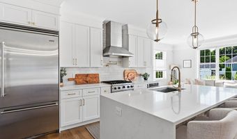 112 Farmington Cir, Agawam, MA 01030