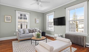 17 Everett St, Newport, RI 02840