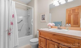 221 White Oak Trl, Banner Elk, NC 28604