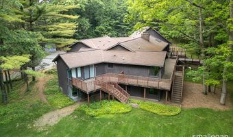 550 Greentree Ln NE, Ada, MI 49301