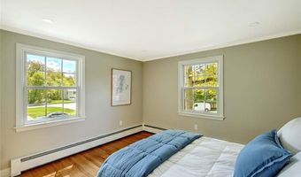18 Chantilly Dr, Barrington, RI 02806
