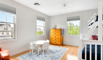 8 Green Acres Dr, Narragansett, RI 02882