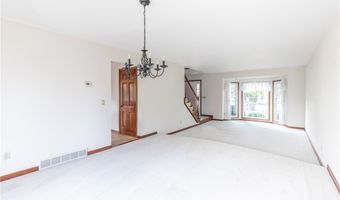 121 Summershade Ct, Amherst, NY 14051